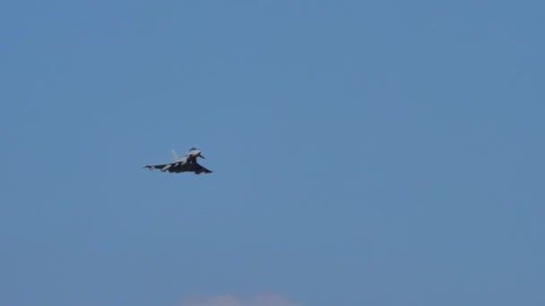Fighter jet provádí bojové manévry na obloze s plnou přídavnou spalovací silou — Stock video