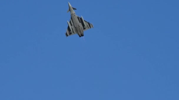 Militair gevechtsvliegtuig met volle naverbrander in de blauwe lucht — Stockvideo