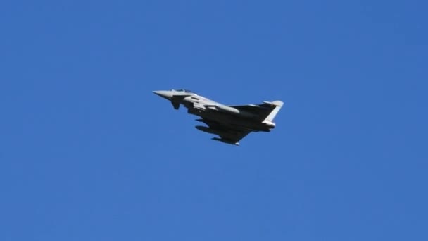 Avions de combat en vol à basse vitesse et à grand angle d'attaque dans le ciel bleu — Video