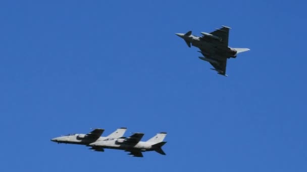 Bildung von drei Kampfjets im Bodenangriff und einer Luftüberlegenheit — Stockvideo