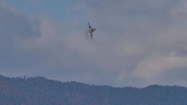 Bojová letadla ve vysokorychlostním letu při plném přídavném hořáku — Stock video