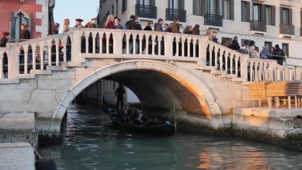 Ponte della Paglia w Riva degli Schiavoni w Wenecji skrzyżowane przez tłum — Wideo stockowe