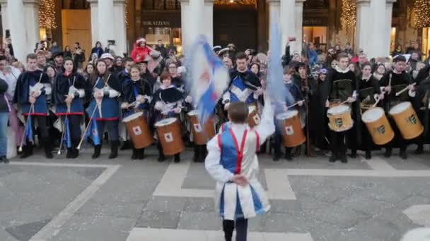 Jeunes batteurs de drapeau au Carnaval de Venise avec des tambours en arrière-plan — Video