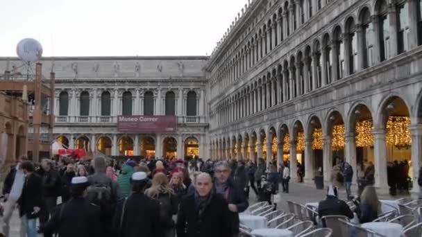 Πλήθος στην Piazza San Marco στη Βενετία Καρναβάλι στη χρυσή ώρα στο ηλιοβασίλεμα — Αρχείο Βίντεο