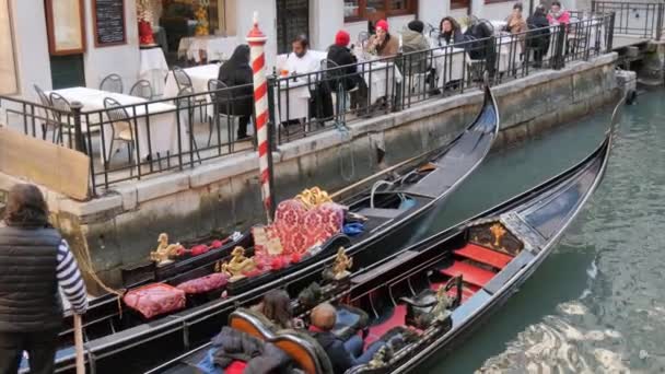 Luksusowa gondola, typowa łódź Wenecji, z kilkoma turystami w kanale — Wideo stockowe