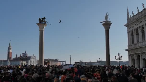 Στήλες του Αγίου Μάρκου και San Todaro στην πλατεία του Αγίου Μάρκου στη Βενετία με τουρίστες — Αρχείο Βίντεο