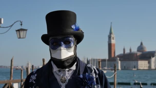 Mannen förklädd till pestspridare på Venedigs karneval. Under medeltiden trodde man att viruspandemier spreds av pestsmittspridare.. — Stockvideo