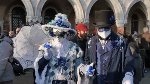 Onherkenbaar koppel gemaskeerd in blauw, zwart en wit op het carnaval van Venetië — Stockvideo