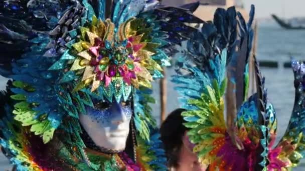 Mask med ljusa färger på Venedig karneval i närbild — Stockvideo
