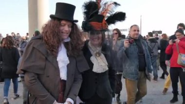 19. yüzyıl asilzadeleri kılığına girmiş orta yaşlı beyaz bir çift.