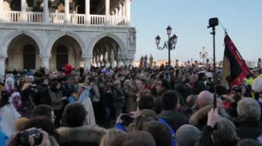 Venedik 'teki Piazza San Marco' da maskeli turist kalabalığı.