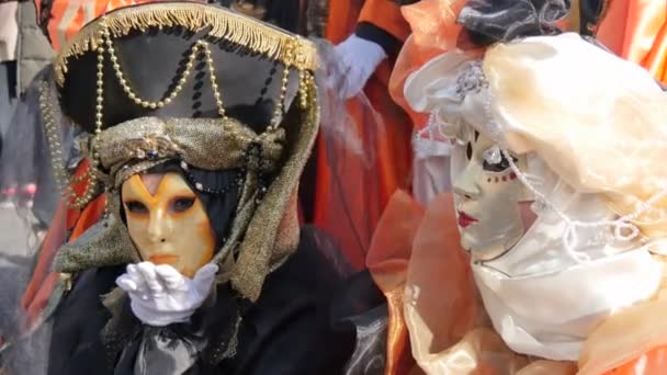 Närbild av oigenkännliga karneval maskerade kvinnor i svart guld och orange — Stockvideo