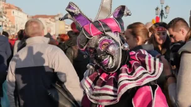 Žena at Venice karneval s fialovými a černými šaty a nepoznatelnou tváří — Stock video