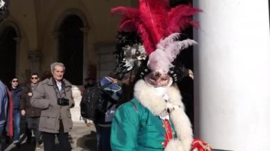 Venedik Kostümlü Kadın Portresi Karnavalda Öpücük Veriyor