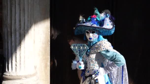 Kobieta w Weneckim kostiumie Holding Mirror udział w karnawale w Wenecji. — Wideo stockowe