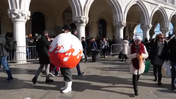 Mann trägt Ball-förmiges Kinder-Ferrero-Kostüm bei Maskerade in Venedig