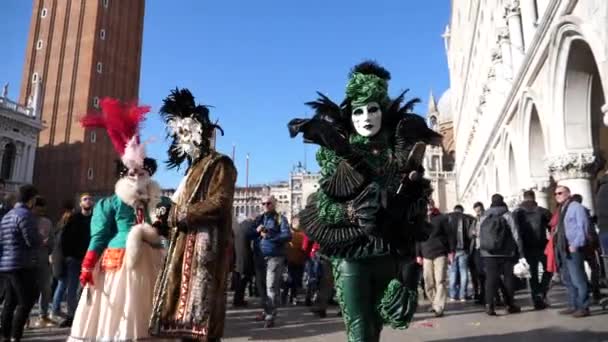 Rivenditori che indossano costumi veneziani in posa in mezzo alla folla in città — Video Stock