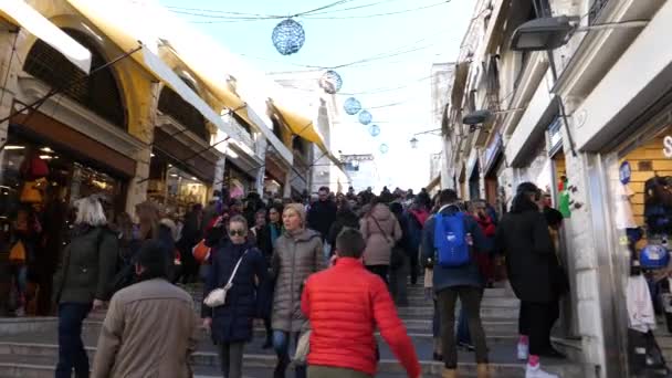 Människor på trappor av butiker i Venedig Rialtobron under karnevalen — Stockvideo