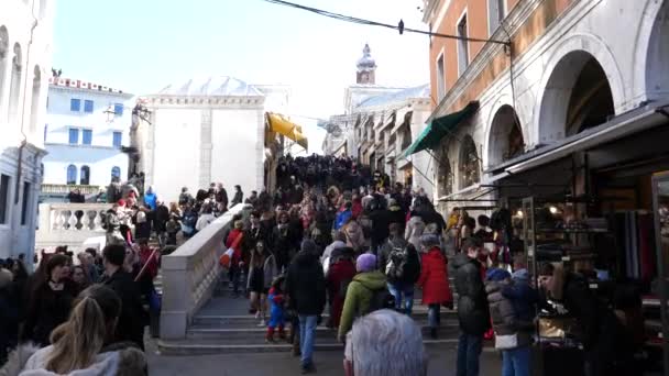 Άνθρωποι σε βήματα Με καταστήματα στη Βενετία Πόλη Ponte di Rialto Κατά τη διάρκεια του Καρναβαλιού — Αρχείο Βίντεο