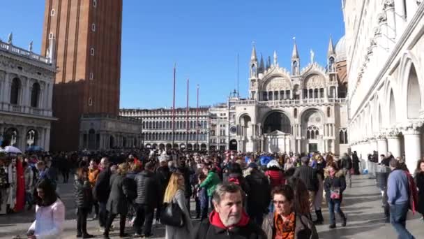 Τουριστική περιπλάνηση στο διάσημο δρόμο της Βενετίας Ιταλία, Διάσημο φόντο κτιρίου — Αρχείο Βίντεο
