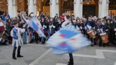 Geleneksel Venedik Festivali sırasında çocuklar bayraklarla gösteri yapıyorlar.