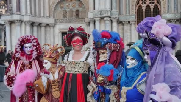 Grupa ludzi w tajemniczych maskach i kostiumach podczas karnawału w Wenecji — Wideo stockowe