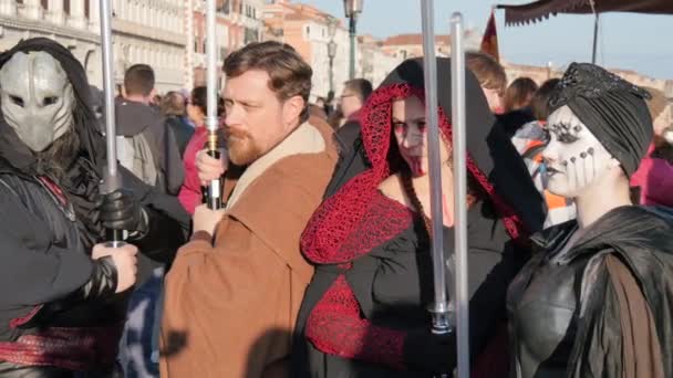 Un grupo de personas con disfraces sosteniendo espadas durante el carnaval de Venecia — Vídeo de stock