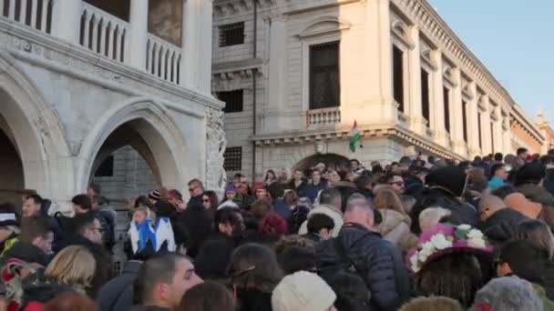 Un gran número de personas en la Plaza de San Marcos para el carnaval veneciano Italia — Vídeos de Stock