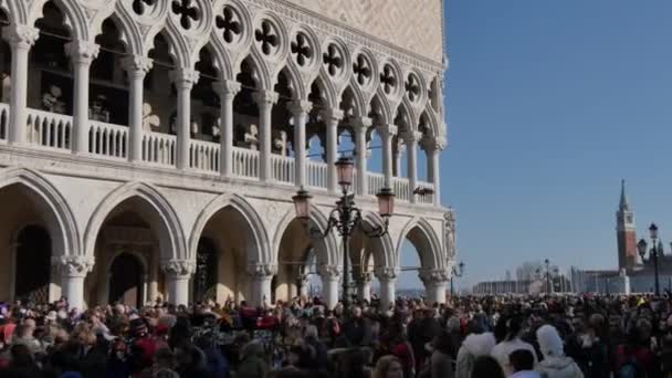 Zahlreiche Menschen auf dem Markusplatz zum venezianischen Karneval — Stockvideo