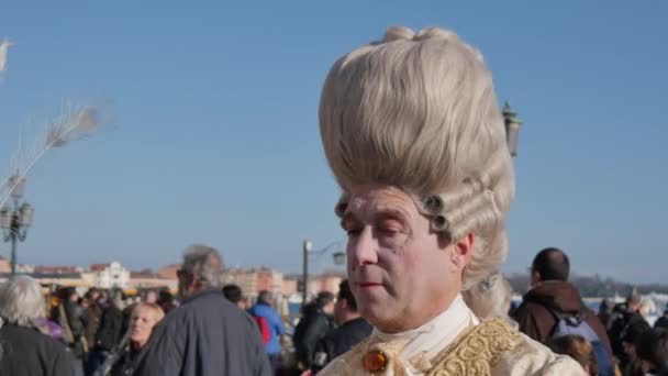 En vit man med rolig frisyr under den venetianska karnevalen - Venedig, Italien — Stockvideo
