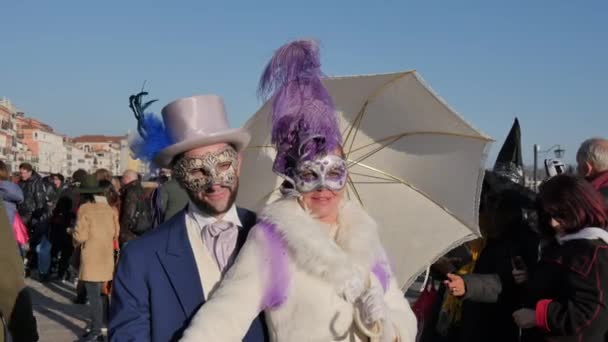 Ett par i karneval kostym i St Marks torget för Venedig karneval Italien — Stockvideo