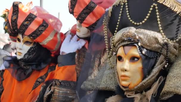 Menschen mit geheimnisvollen Masken und Kostümen im Karneval von Venedig, Italien — Stockvideo
