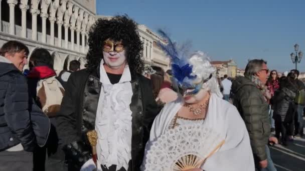 Par bär kostym och mask poserar för kameran i karnevalen i Venedig — Stockvideo