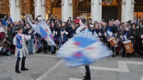 Actuación de los niños con banderas durante el festival tradicional de Venecia - Rollos de tambor — Vídeos de Stock