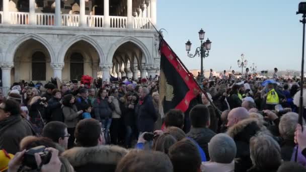 Venice acara budaya Orang-orang dengan bendera Venice festival kerumunan mengambil gambar — Stok Video