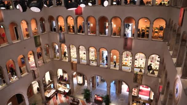 Inside the Fondaco dei Tedeschi a palazzo on the Grand Canal near Rialto bridge — Stock Video