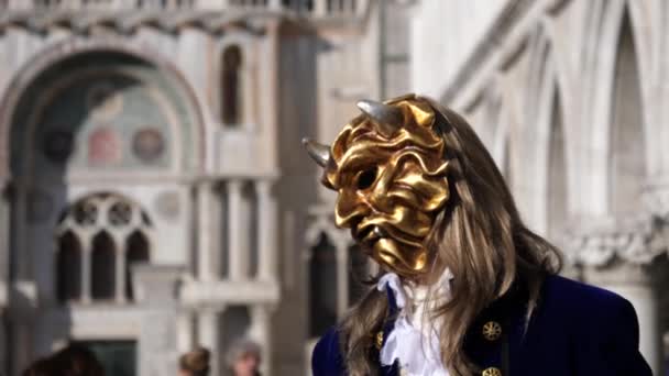 Person med gyllene drakmask och karnevalsdräkt under karnevalen i Venedig — Stockvideo