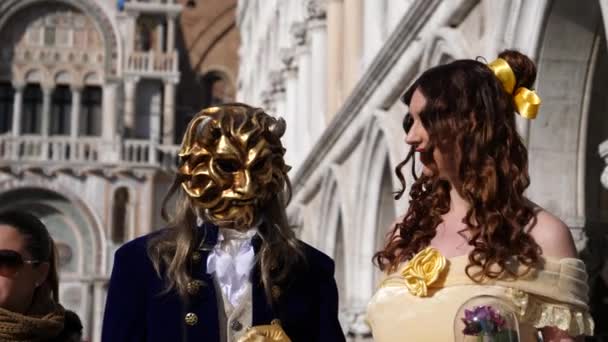 People dressed in Venetian Carnival costumes and mask during the Venice Carnival — Stock Video