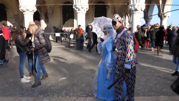 Ein Paar im venezianischen Karnevalskostüm posiert mit einem Bein in der Luft für das Foto — Stockvideo