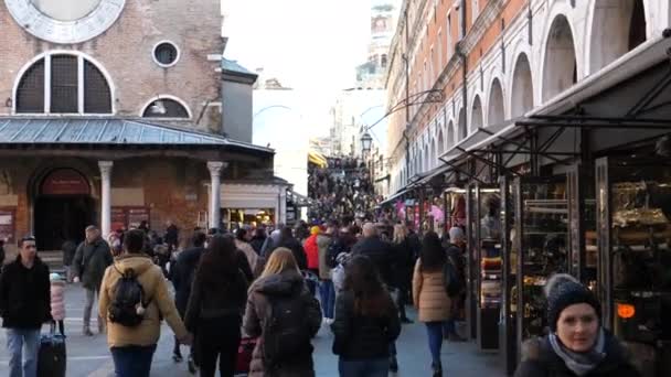 Turisti che vagano in Piazza San Marcos a Venezia - Negozi che vendono maschere — Video Stock