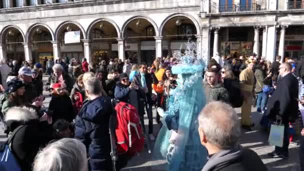 Люди фотографируются с парнем в венецианском костюме во время карнавала — стоковое видео