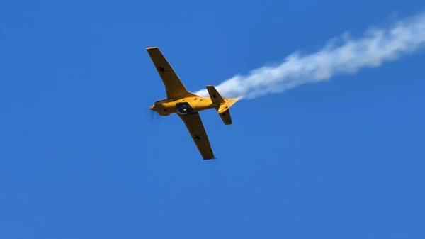 Airplane performs stunts in the sky. Aerial acrobatics is an extreme sport — Stock Photo, Image