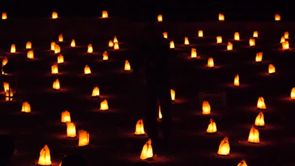 밤에 페트라 요르단에 있는 재무 성 사원에 있는 나바 산의 역사를 설명하는 안내서 — 비디오
