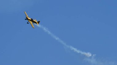 Umumi bir gösteri sırasında uçaklar takla atar ve akrobasi yapar.