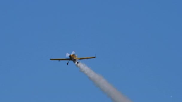 Aeronave executa aeróbica libera acrobacia de fumaça aeróbica voando - Mudry CAP — Vídeo de Stock