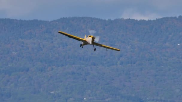 Pequeños aviones voltea horizontalmente realiza acrobacias aeróbicas libera humo por detrás — Vídeos de Stock