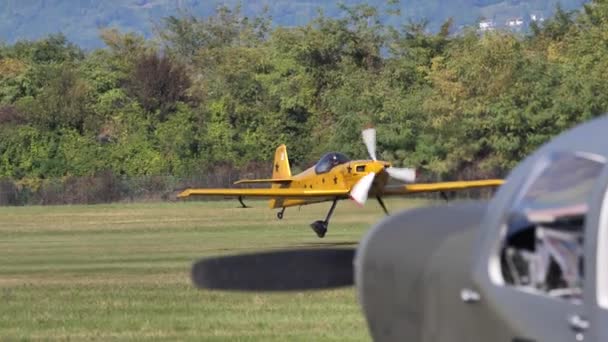 Avión amarillo con estrella negra listo para despegar. Aviones en rodaje en la pista — Vídeos de Stock