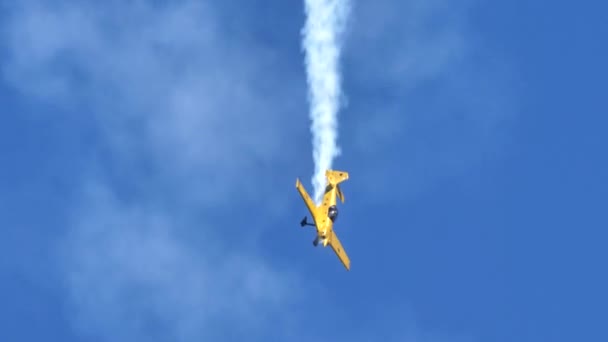 Aeronave realiza manobras aeróbicas complexas em espiral descendente verticalmente — Vídeo de Stock