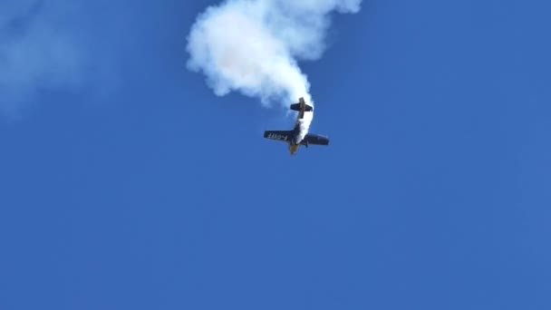 Mudry CAP 231 самолет выполняет аэробатику в ясном небе выпускает белый дым — стоковое видео