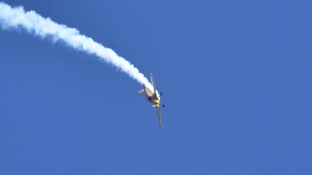 L'aeromobile effettua manovre acrobatiche vola a 90 gradi in video al rallentatore — Video Stock